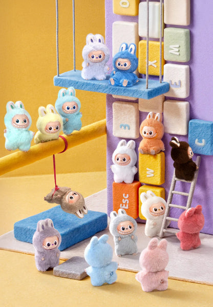 Pop Mart – THE MONSTERS PIN FOR LOVE Serie – Überraschungsbox mit Vinyl Plüschanhänger (A–M)